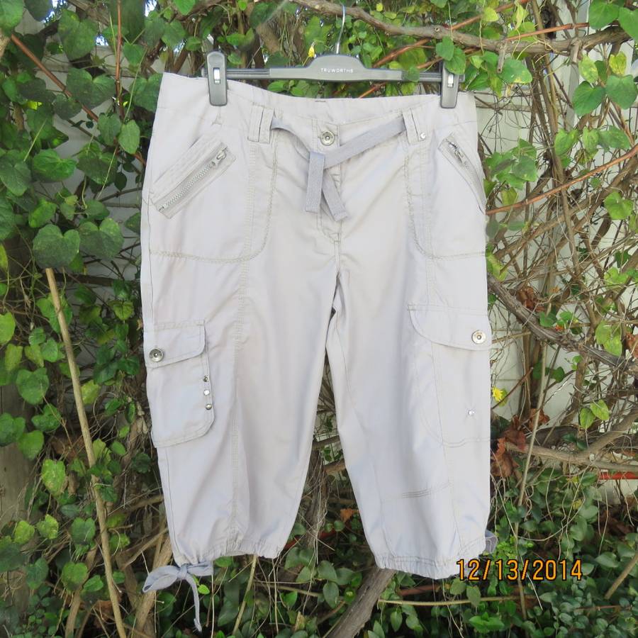 Fashion polycotton cropped pants in ecru colour. Four large pockets. Drawstring leg hems.Size 42.