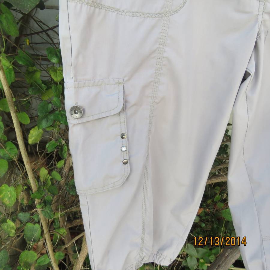 Fashion polycotton cropped pants in ecru colour. Four large pockets. Drawstring leg hems.Size 42.