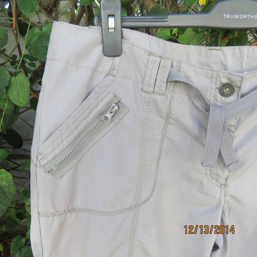 Fashion polycotton cropped pants in ecru colour. Four large pockets. Drawstring leg hems.Size 42.