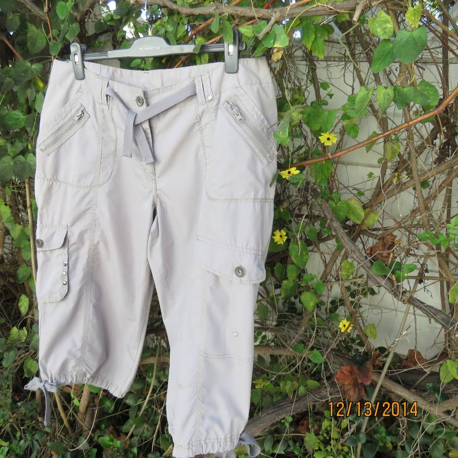 Fashion polycotton cropped pants in ecru colour. Four large pockets. Drawstring leg hems.Size 42.