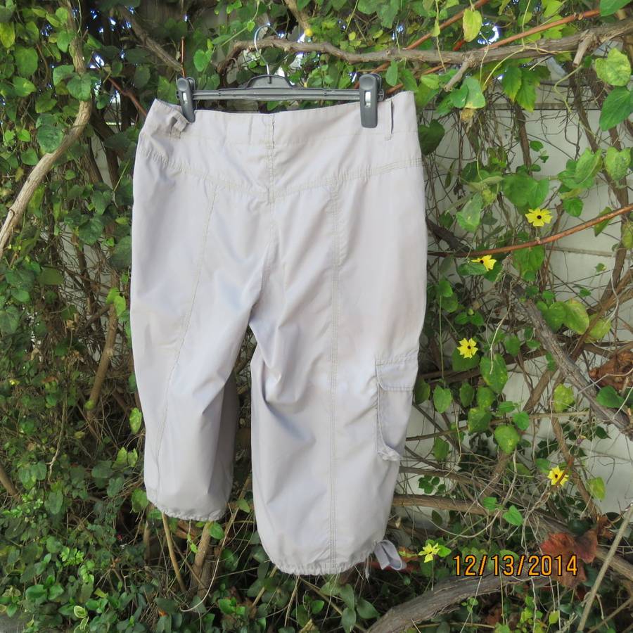 Fashion polycotton cropped pants in ecru colour. Four large pockets. Drawstring leg hems.Size 42.