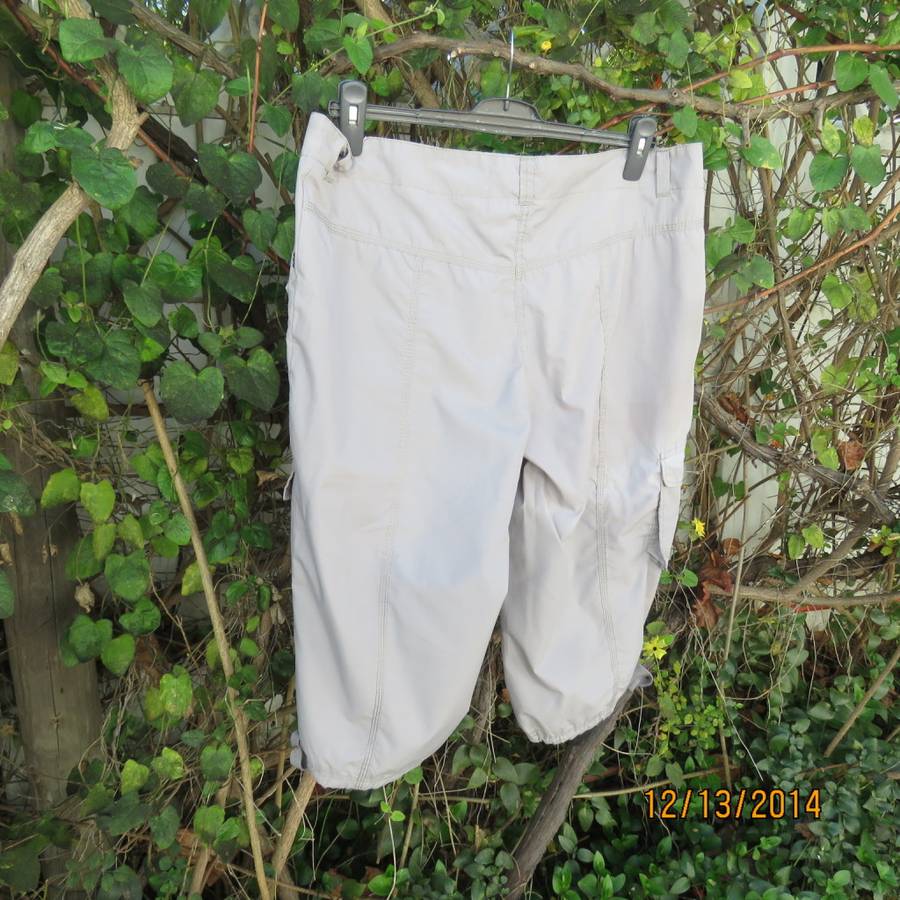 Fashion polycotton cropped pants in ecru colour. Four large pockets. Drawstring leg hems.Size 42.