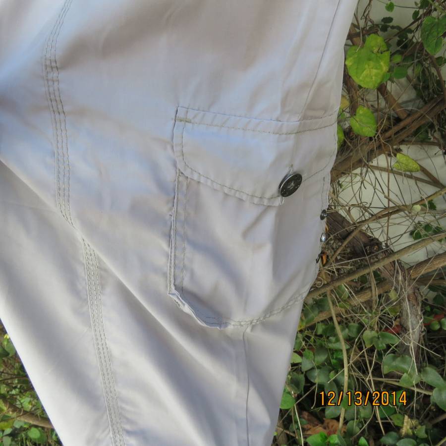 Fashion polycotton cropped pants in ecru colour. Four large pockets. Drawstring leg hems.Size 42.