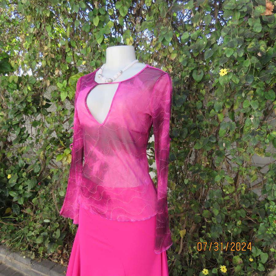Sexy sheer stretch polyester slip over size 32 top in magenta pinks.Front peephole. As new.