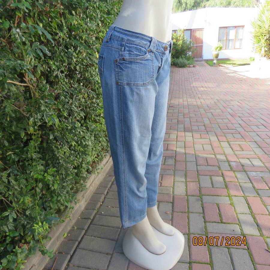 Blue denim straight legged jeans with tapering. Size 36. Pockets back-front.