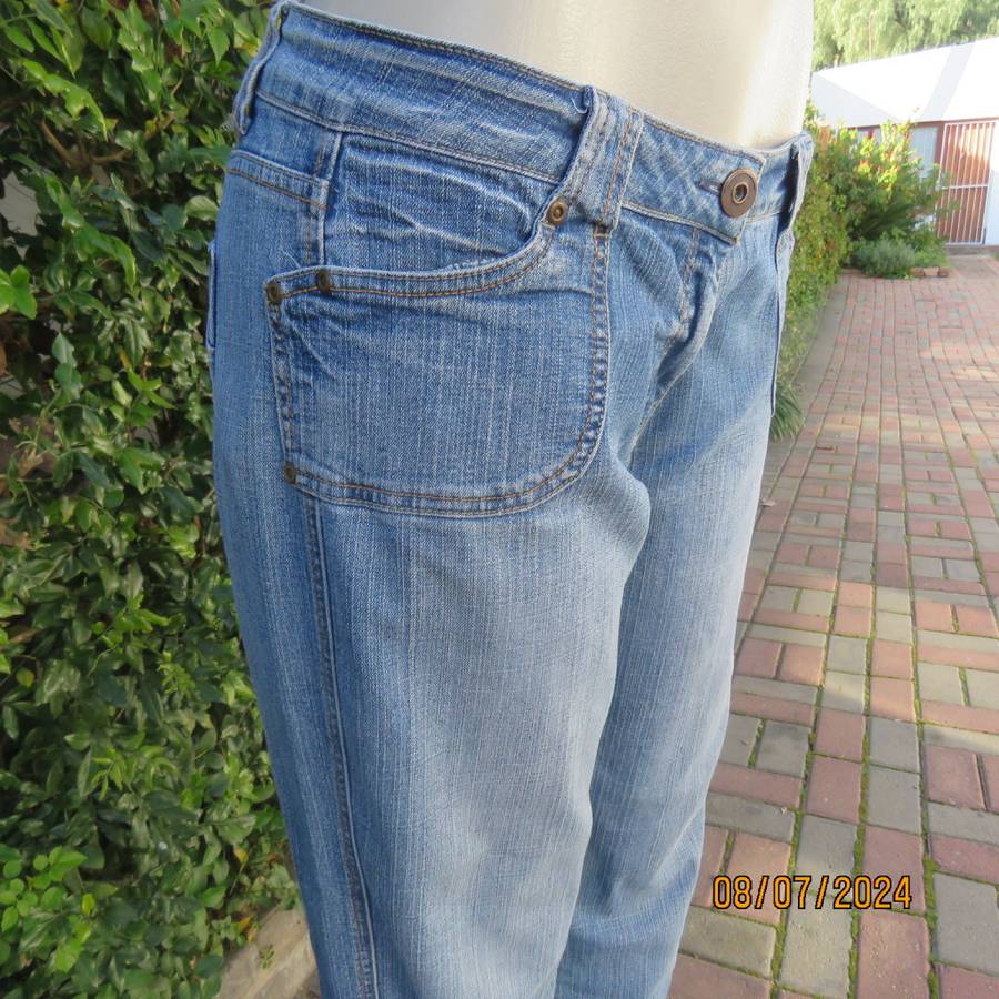 Blue denim straight legged jeans with tapering. Size 36. Pockets back-front.