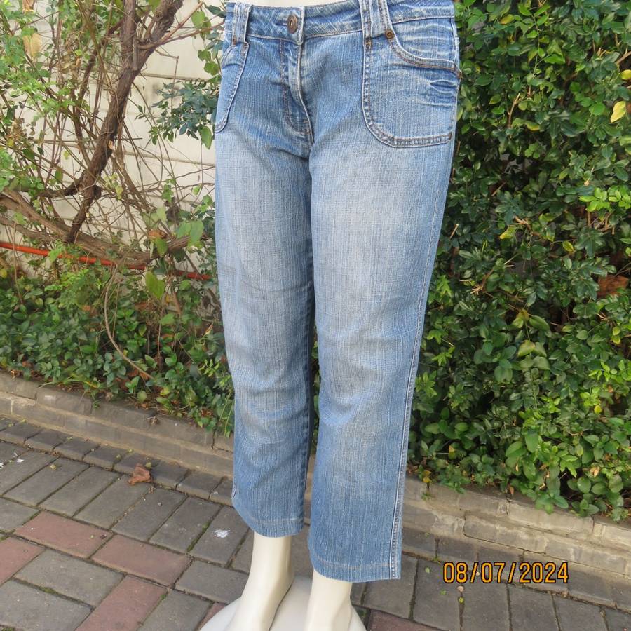 Blue denim straight legged jeans with tapering. Size 36. Pockets back-front.