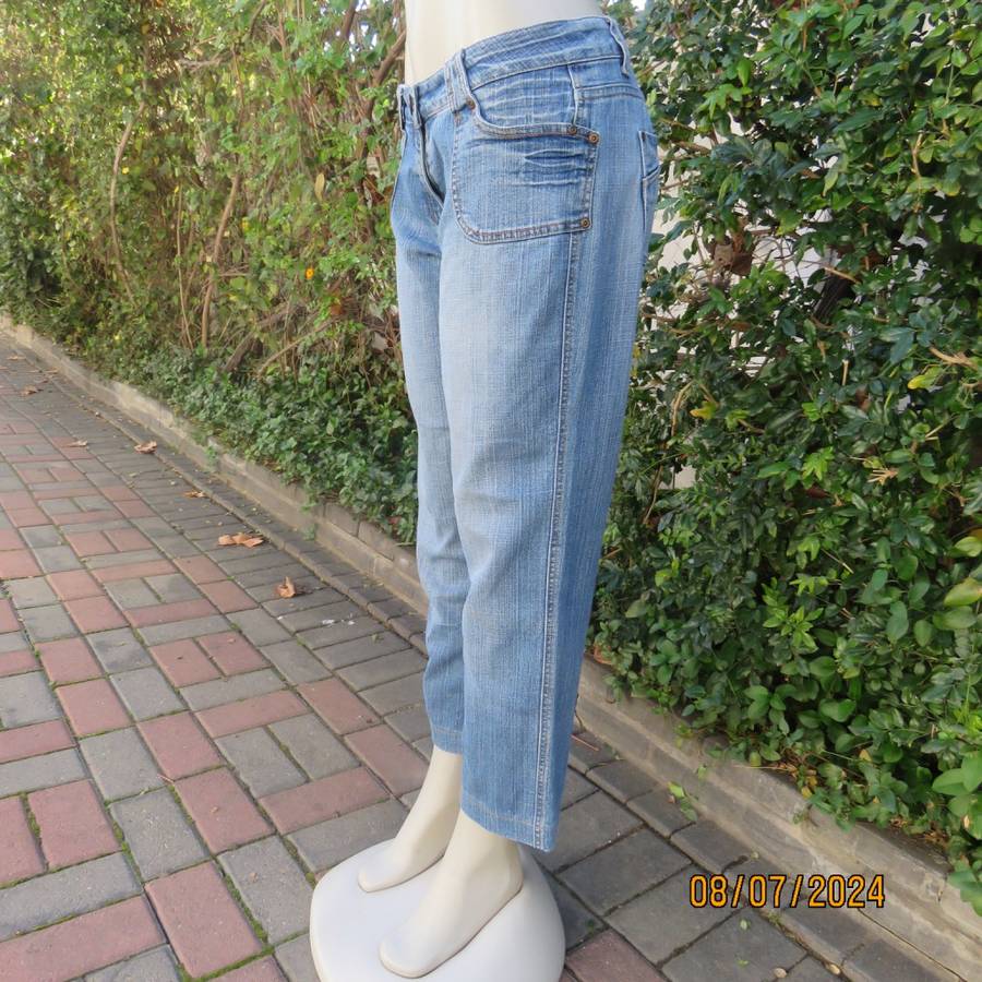Blue denim straight legged jeans with tapering. Size 36. Pockets back-front.