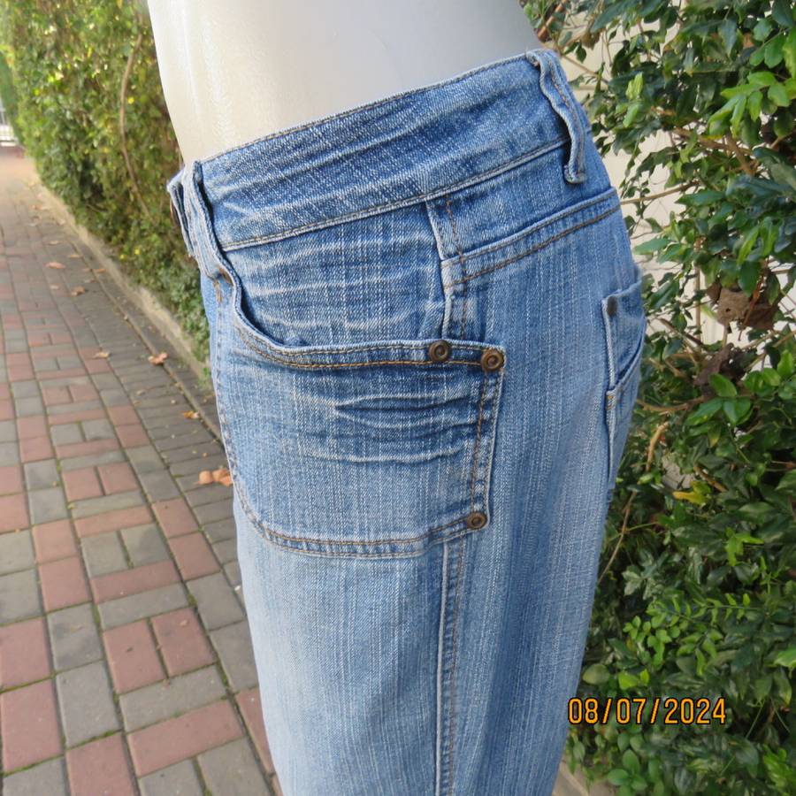 Blue denim straight legged jeans with tapering. Size 36. Pockets back-front.