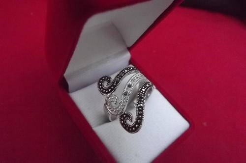 Fashionable 925 Ring with Marcasite Decoration in size 7