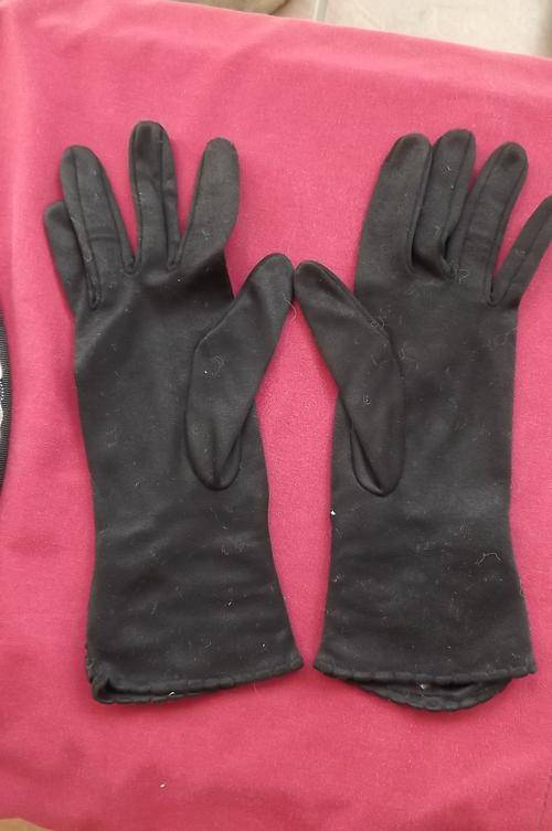 Pair of Black size 6.5 Vintage Gloves by Chic in good condition