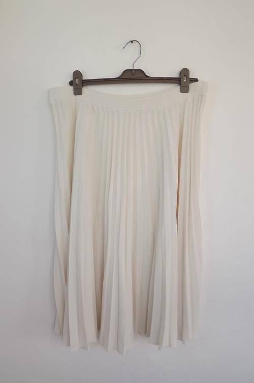 Cream Colour Silky Permanent Pleated Skirt with Elasticated Middle in size 20/44-very good condition