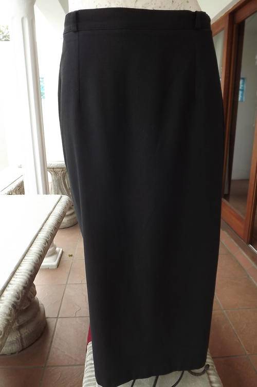 Vintage Light Weight Black Pencil Skirt in size 12/36 from Topics - slit at the back- very good cond