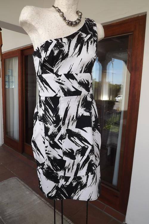 Sexy Black & White Patterned Off the Shoulder Short Dress in size 10/34 - zip at side - good cond