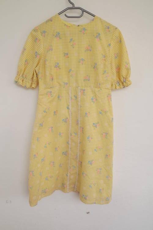 Yellow Gingham Fabric Dress with Embroidered Flowers in size 10/34 - Lined - excellent condition