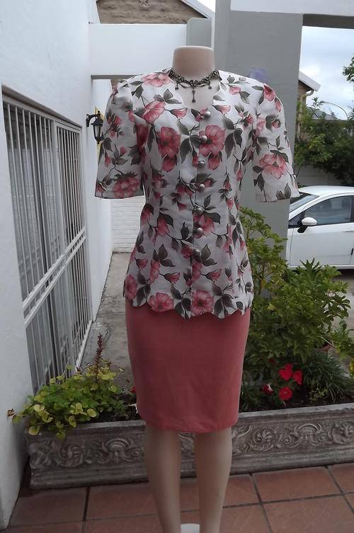 2 Piece Feminine Vintage Suit with Peach Colour Knee Length Skirt & White/Peach Jacket in size 8/32