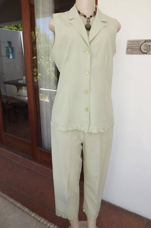 Elegant Mint Green 2 Piece Pants Suit with Beautiful Embroidered Seams in size 14/38 -very good cond