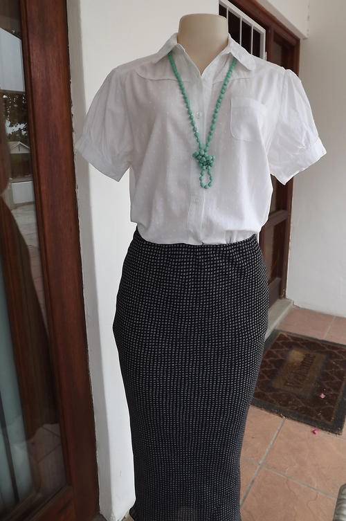 Pretty 100% Cotton White Blouse with Peter Pan Collar - puffed sleeves in size 14/38 -good condition