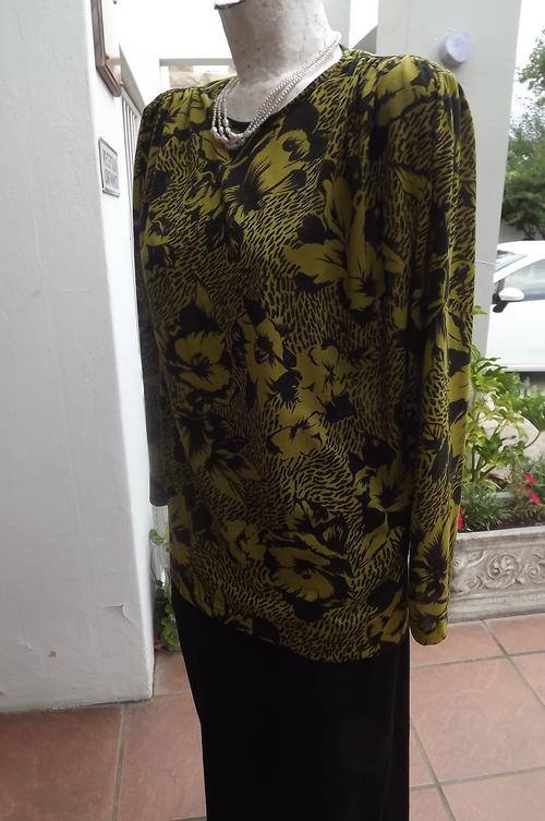 Ladies Top in Green & Black Floral Pattern with Shoulder Gathering in size 14/38 by Woolworths