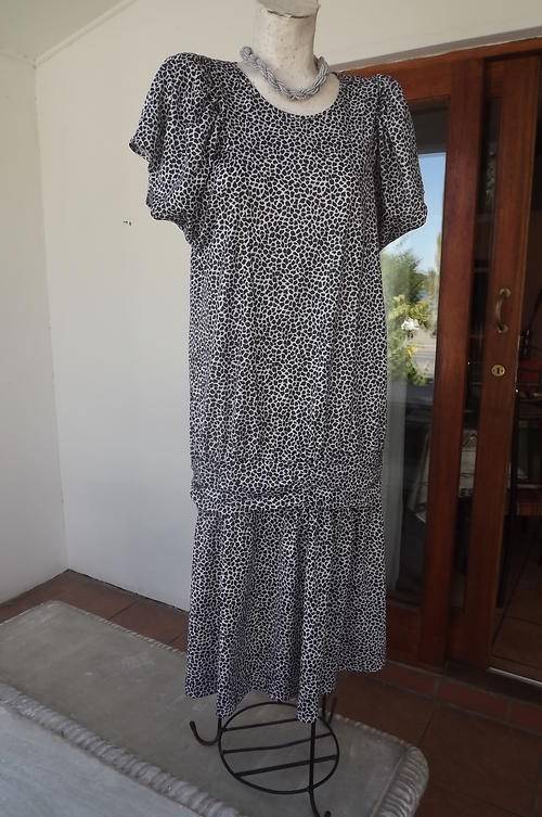 Black & White Vintage Animal Print Polyester Dress in size 12/36 - good condition