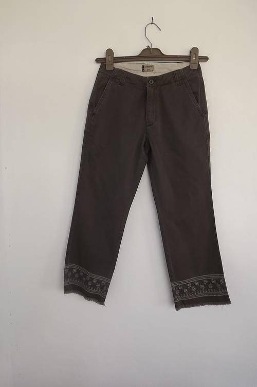Army Green Authentic Fox Ankle Pants in size 8/32 - Embellishment on Leg Seams - good cond