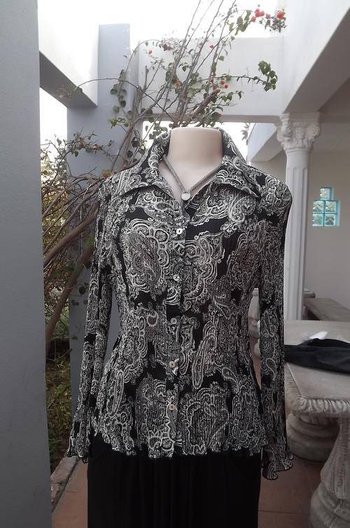 Pretty Black & White Permanent Pleated Blouse with Paisley Pattern in size 14/38 - good condition