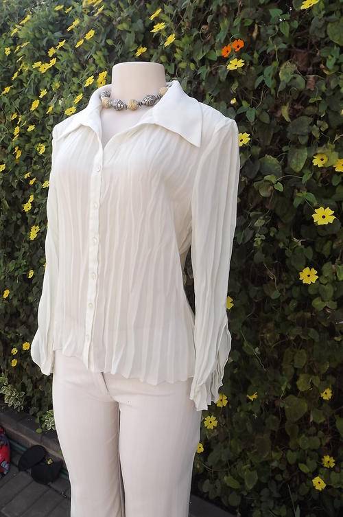 Smart Permanent Pleated Cream Blouse in size 10/34 by Topics - note unique sleeves - very good cond