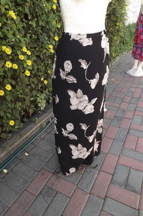 Black Maxi Pencil Skirt with Beige Floral Design in Polyester by Topics in size 12/36-good condition