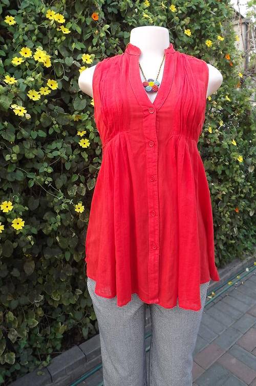 Sexy & Cool Red Summer Top in size 8/32 - sleeveless with pleats on fronts - good condition