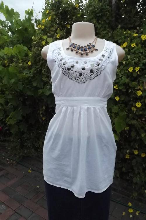 Pretty Long White 100% Cotton Top with Embellishment on Front in size 12/36 -used but good condition