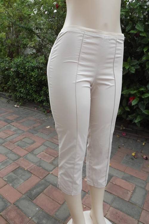 Beige ankle length pants by Gap.Size 32/8 with stretch cotton.Made in Bahvain.Very good condition.