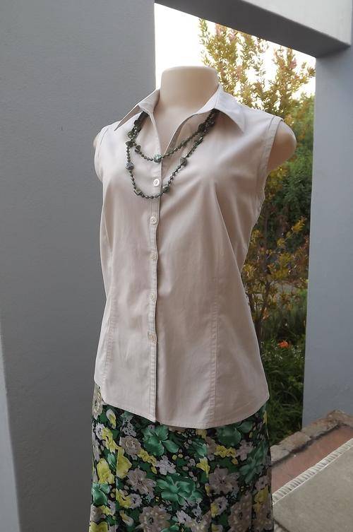 Beige sleeveless stretch cotton shirt by Frresh.Yoked back.Tailored style in size 36/12.Good con