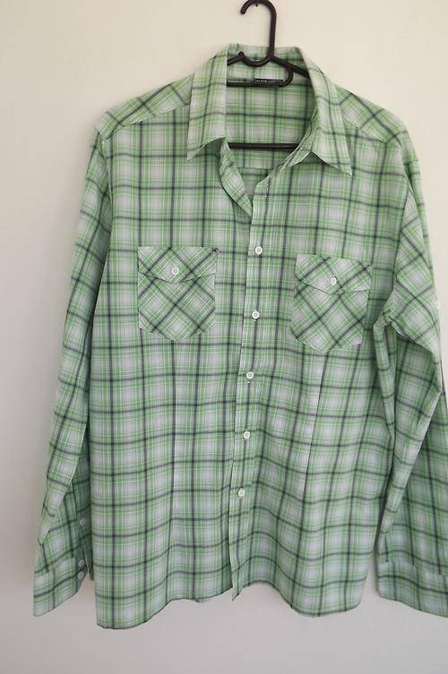 Green&white checked 100% cotton large shirt.2Pockets on front.Sleeves have pull-up option.New condit