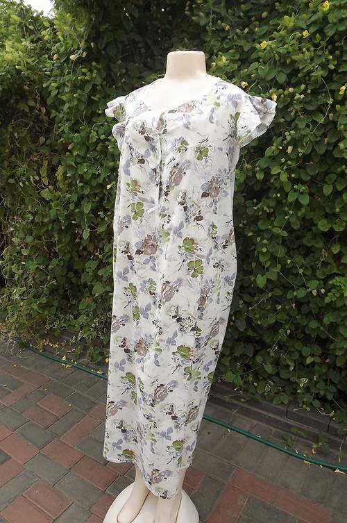 Cool Xlarge cotton vintage nighty.Short front opening with 3 buttons.Frilled cap sleeves.Good condit