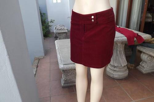 Dark red corderoy mini skirt by Smileys in size 36/12.Zip in front with 2 press buttons.As new