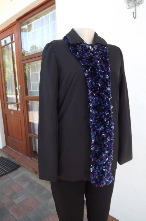 Black polyester jacket by Envy G in size 32/8.Side pockets.Fully lined.Partly checked inside.New con