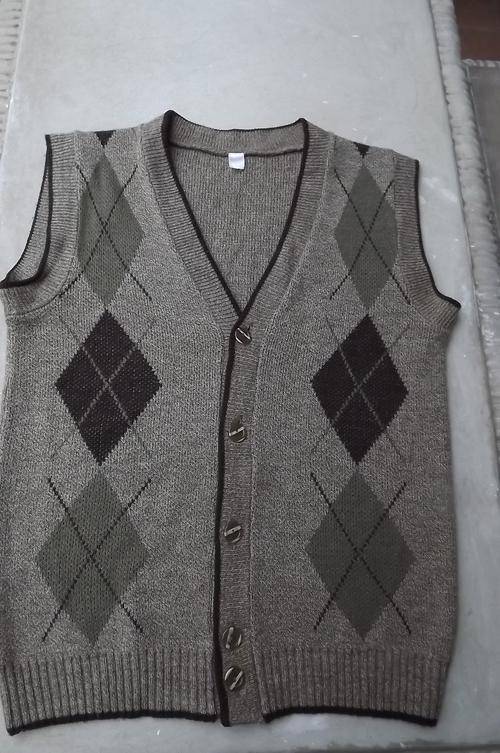 Handsome Men's acrylic knitted waistcoat with diamond pattern.Size Medium.Chest 108cm.