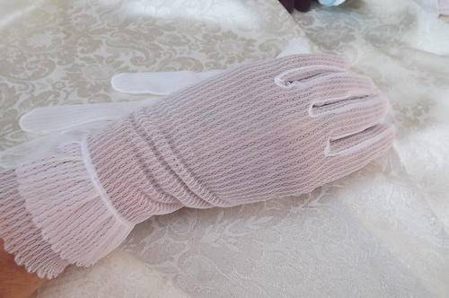 Sheer off white frilled gloves.Size 7.5.Suitable for wedding/special occasion.Very good condition