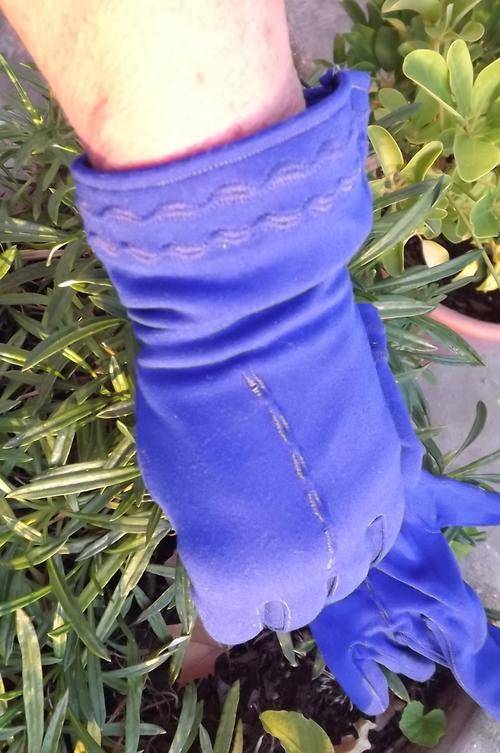 Pair of all nylon royal blue size 7.5 gloves.Pretty stitching detail.Good condition