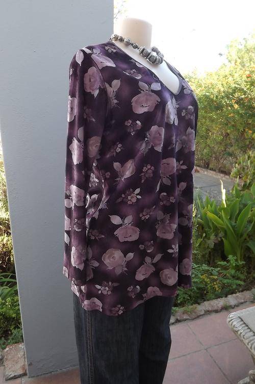 Purple floral velour stretch long sleeve top with V-front.Size 40/16.In very good condition