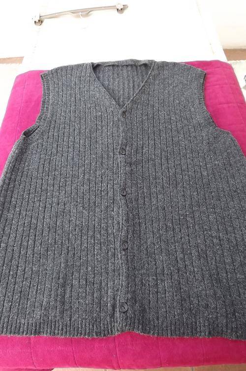 Men's grey acrylic waistcoat knitted in ribstitch.Chest 120cm Size large.Button down front.Good con