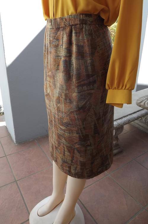 Stunning autumn colour pencil skirt.Textured fabric.Lined.Size 37/13.With lurex thread.Abstract patt