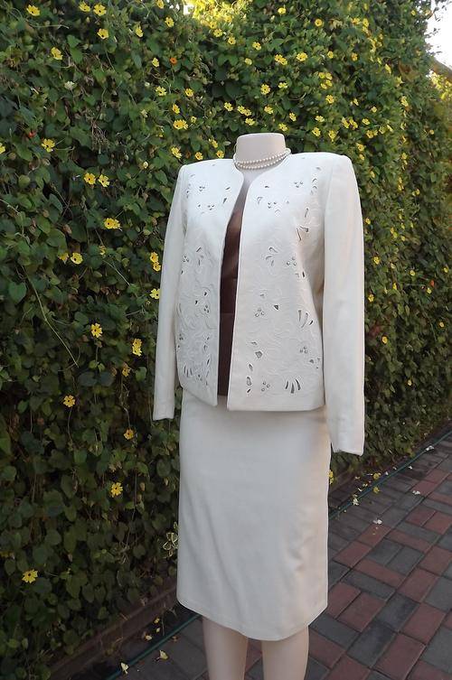 Vintage cream fully lined 2piece suit in 45%wool 55%polyester.Size 32/8.Pencil skirt.Short open jack