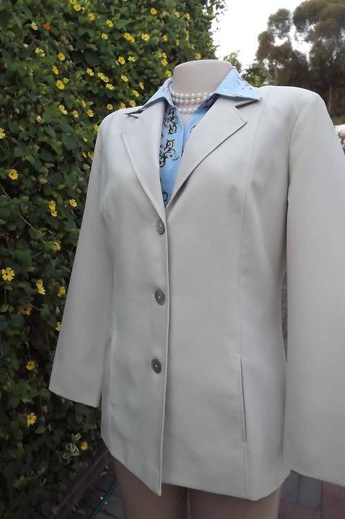 Very smart light beige Topics tailored jacket in 100% polyester.Size 34/10.Fully lined.As new.