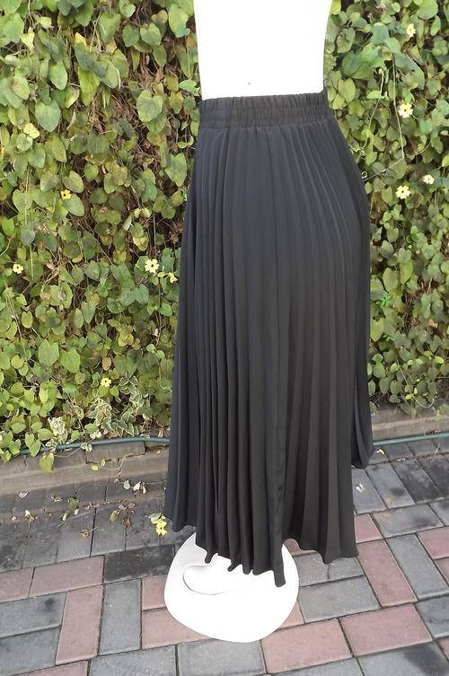 Beautiful black Merien Hall permanent pleated flare skirt size 34/10.100% Polyester fabric.Elasticat