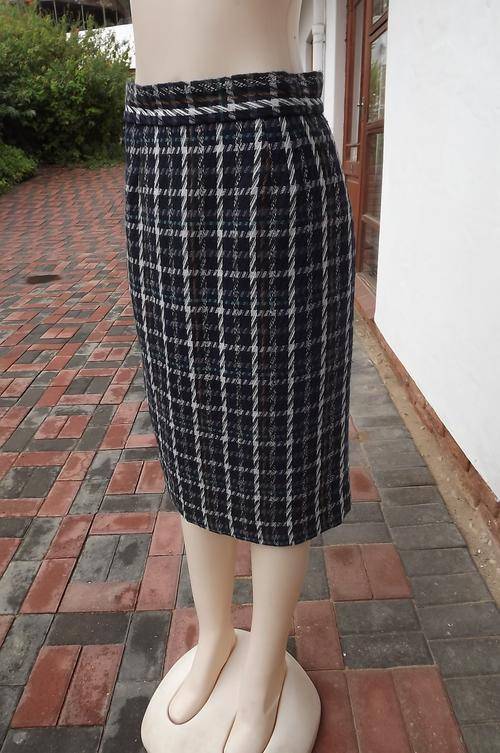 Good quality navy check lined tweed pencil skirt size 36/12.Pleat at back.Very good condition
