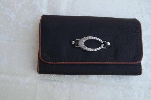 Fashion black ladies purse with tan inner.Lots of packing space.18.5x12cm.As new