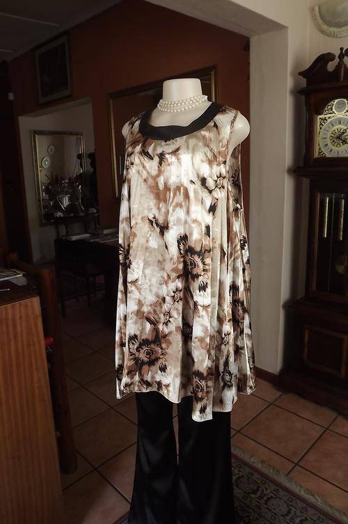 Permanent pleated beige and brown flair top with dark brown neckline.Size 44/20 by Miladys.Good cond