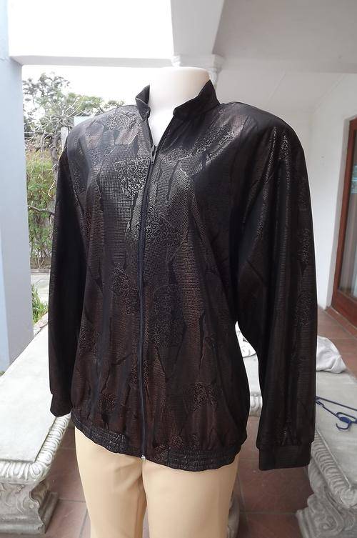 Light weight black zipped jacket with gold printed pattern.Size 42/18.Elasticated seam.Good conditi