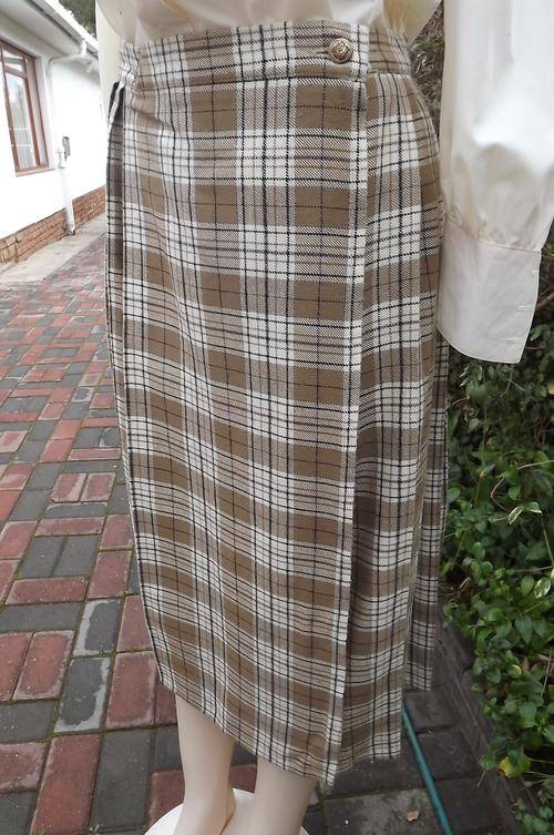 Beautiful beige checked tweed fold over skirt.Knife pleated.Size 36/12.Straight fit over tummy area.